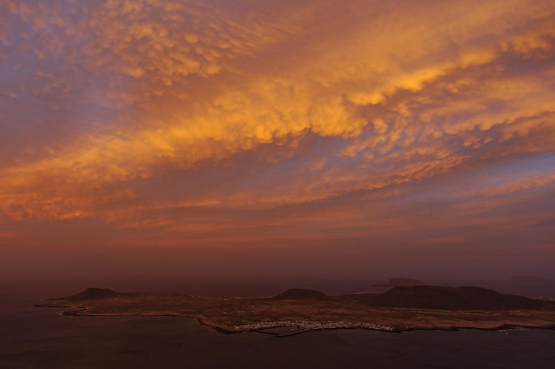 Sonnenaufgang mit Blick auf die Insel La Graciosa Sonnenaufgang mit Blick auf die Insel La Graciosa