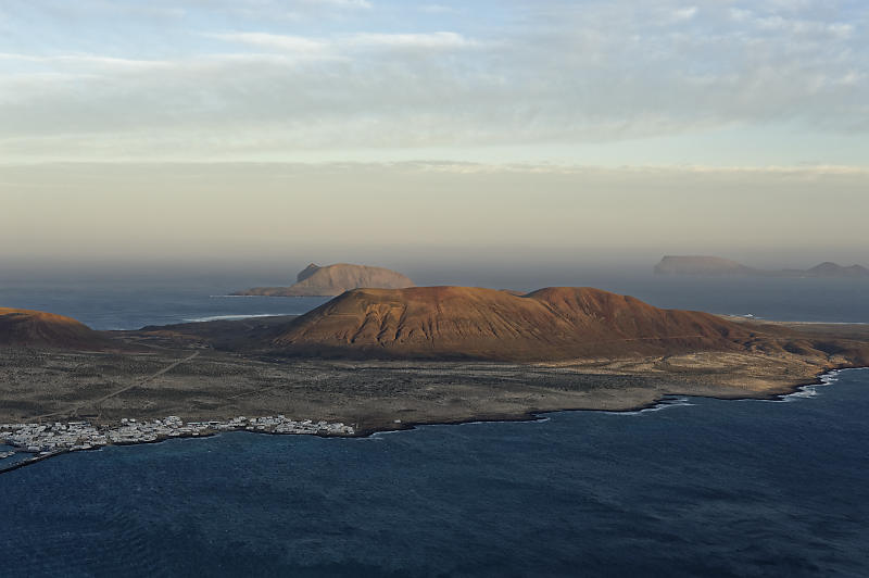 Das erste Licht erreicht die Insel La Graciosa Das erste Licht erreicht die Insel La Graciosa