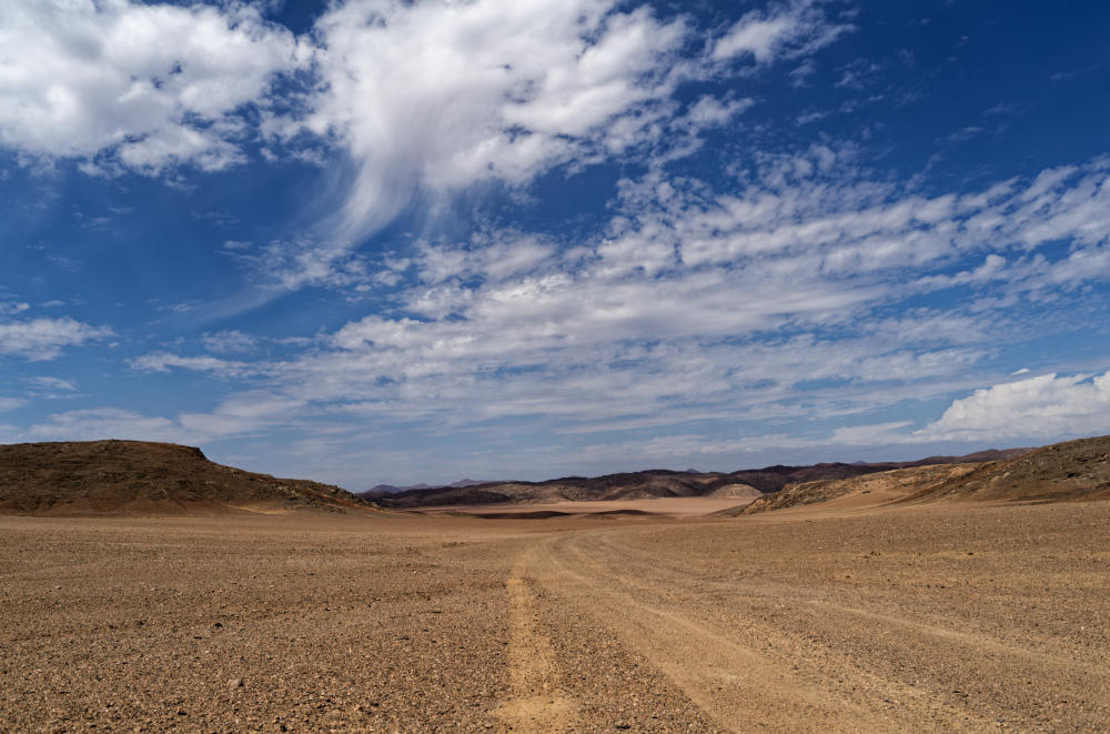 Weite Landschaft im Spiel mit den Wolken