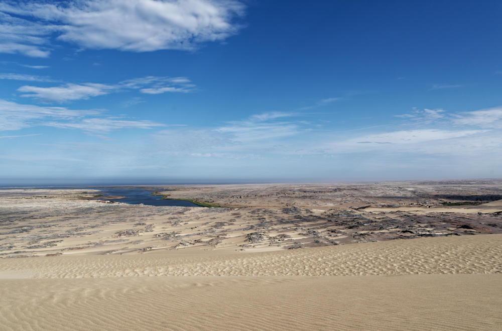 Der Kunene fliesst hier ins Meer, auf der anderen Seite des Flusses liegt Angola