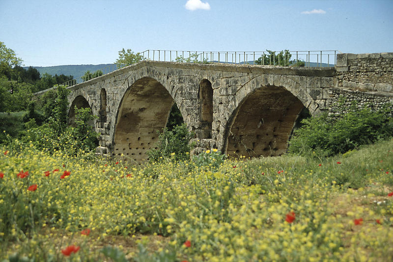 Le Pont Julien Le Pont Julien
